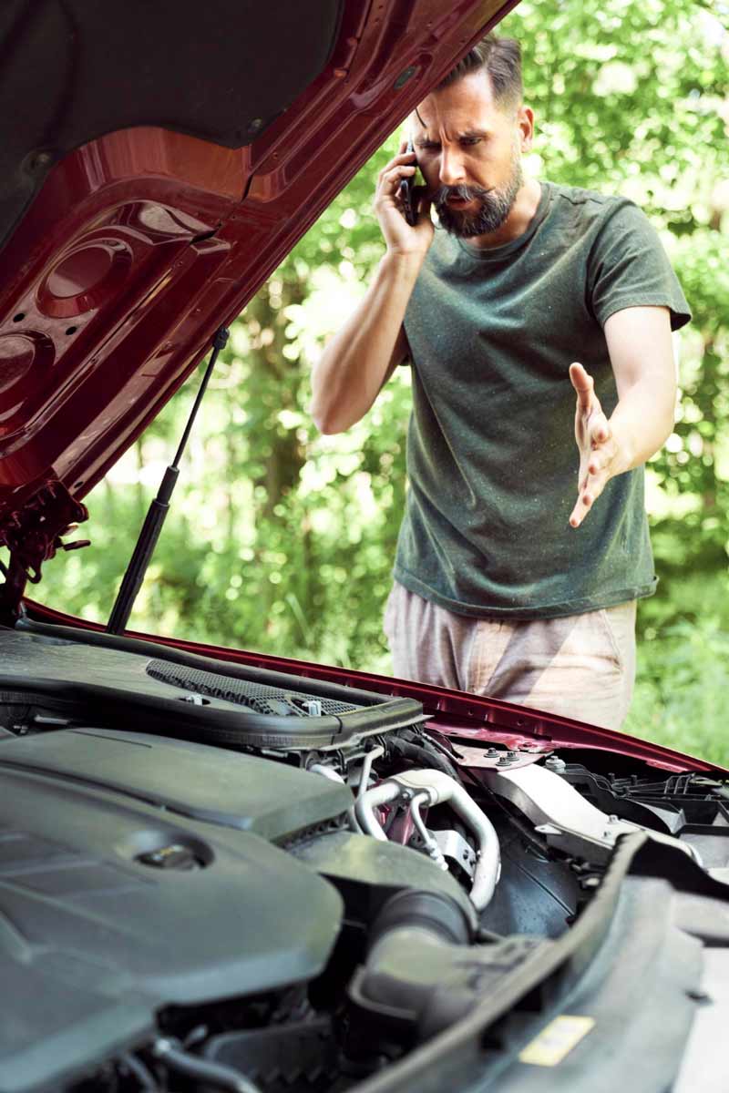 Junger Mann prüft Getriebeschaden bei Schrottauto Ankauf Lippstadt